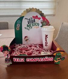 Bandeja de cumpleaños con tema mexicano y vaso con nombre